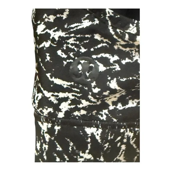 Women’s Lululemon Black and White Mesh Sports Bra! Size 6! - Picture 4 of 6